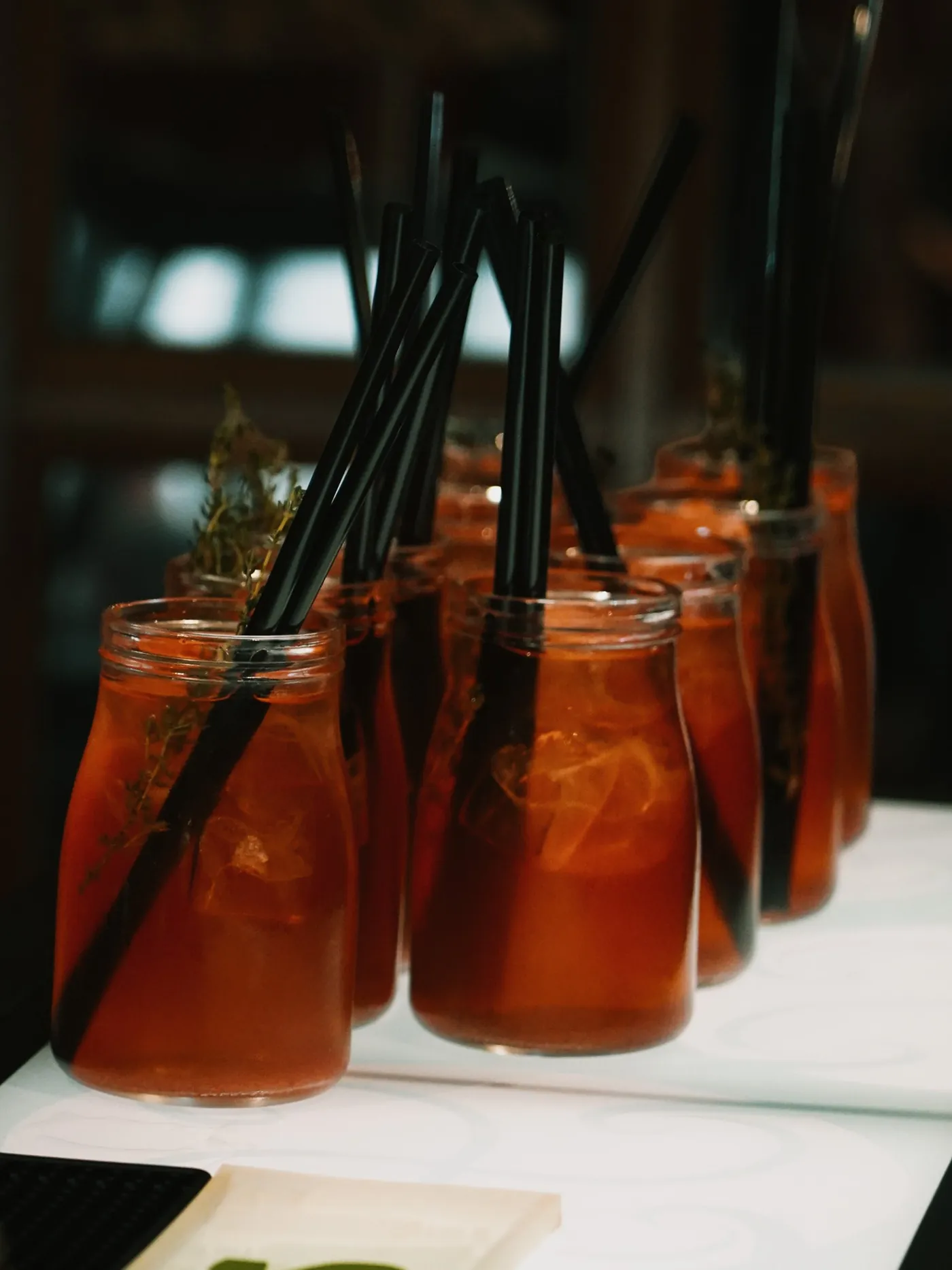 Vorbereitete Longdrinks mit Thymian für viele Gäste