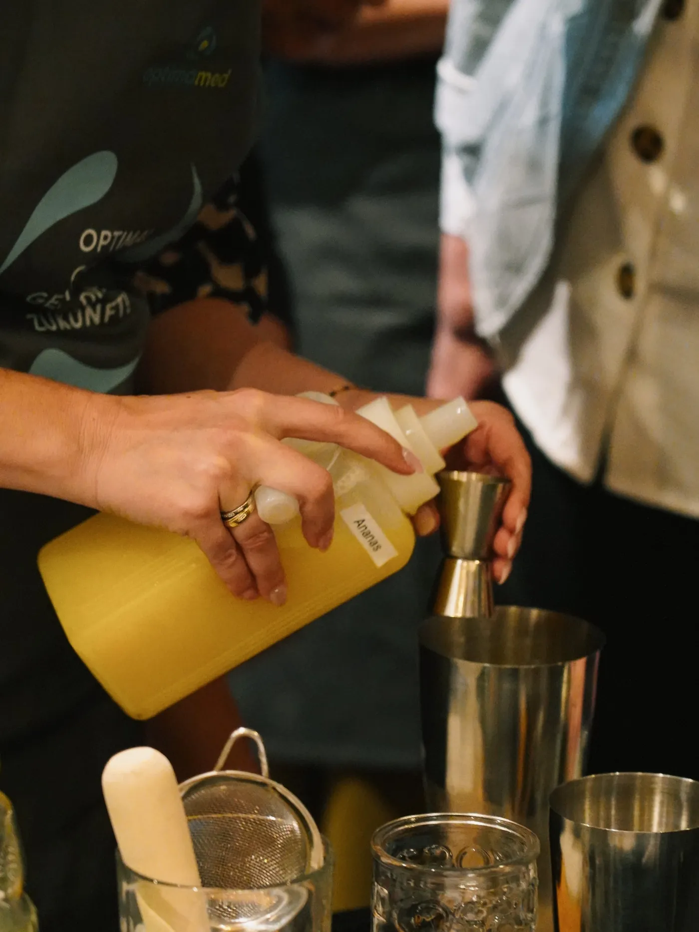 Frischer Ananassaft wird mit dem Jigger abgemessen