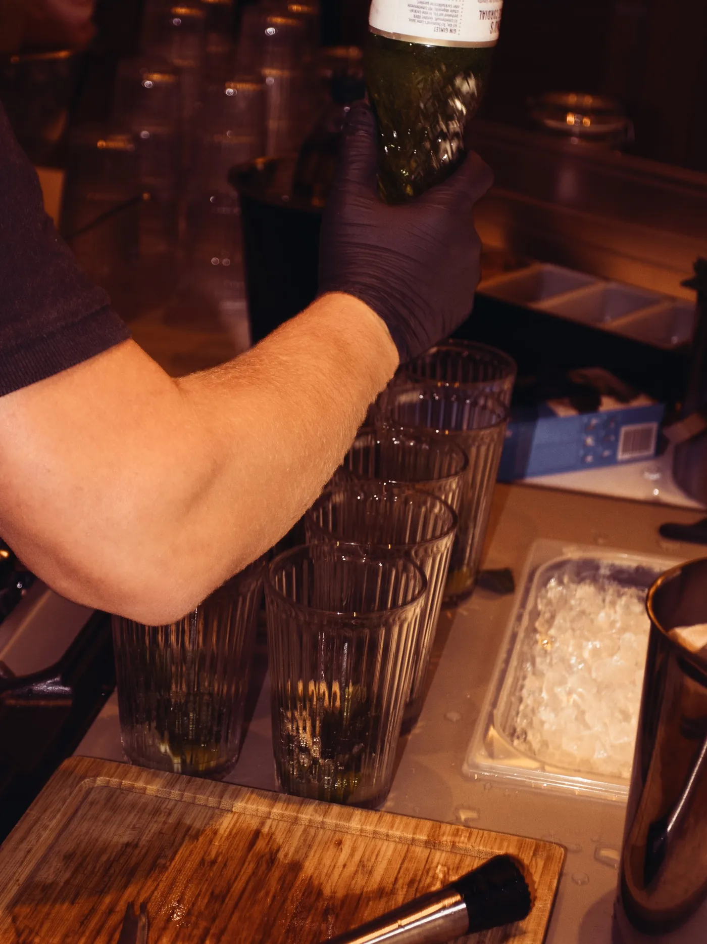 Barkeeper bereitet eine Reihe Mojitos vor